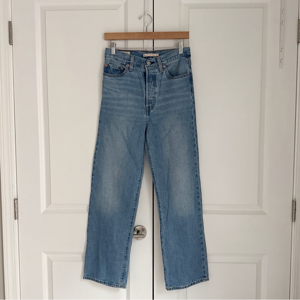 Levi’s Premium Ribcage Straight Ankle Medium Light Wash Jean